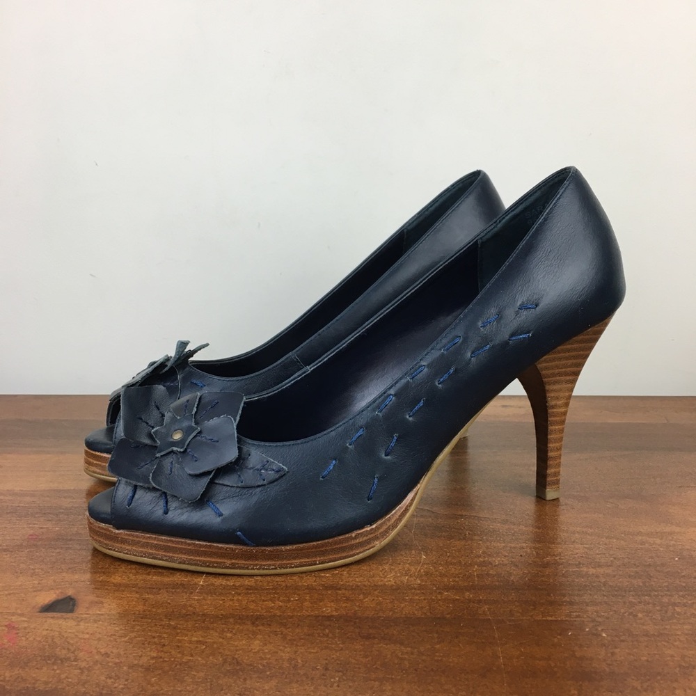 BIJOU Sarah Heels Pumps Women’s Size 9.5M Blue Flower Peep Toe 953827 Stiletto.